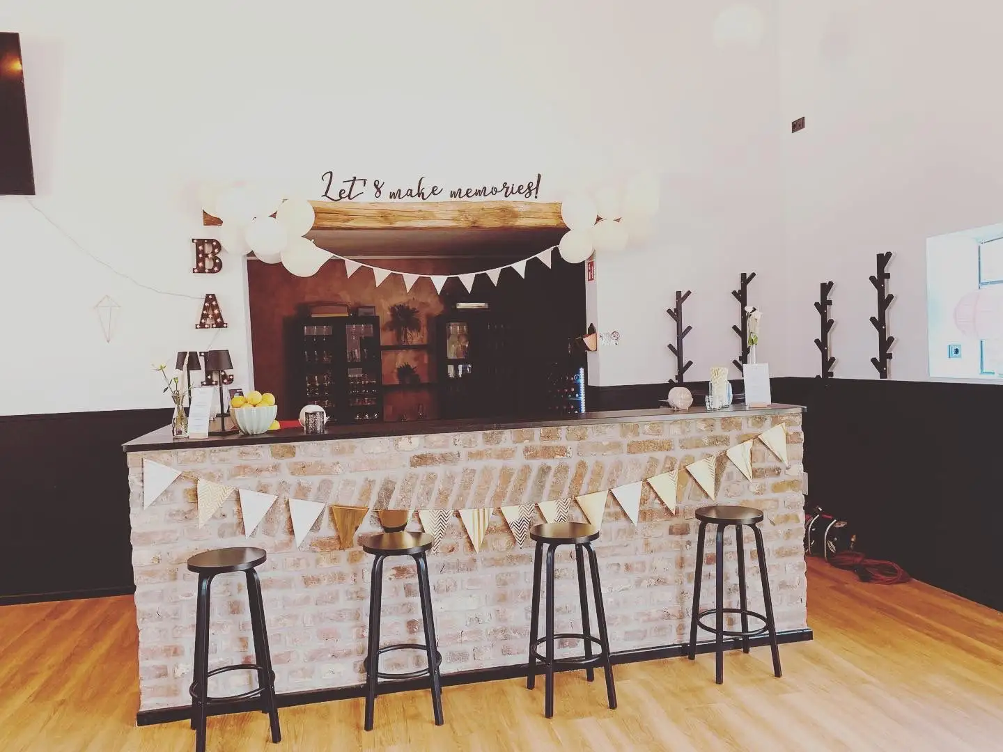 Die gemauerte Bar mit Barhockern und Wimpelkette