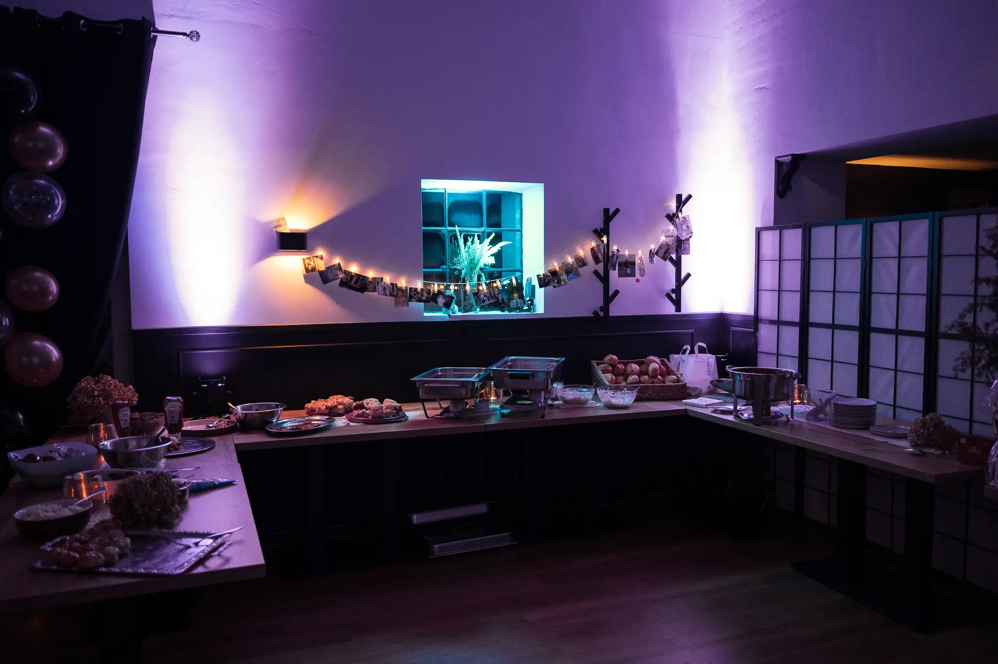 Buffet im abendlich beleuchteten Saal