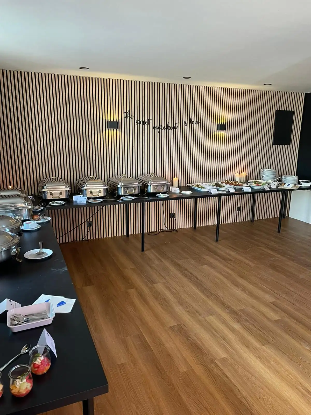 Aufgebautes Buffet entlang der Holzlamellenwand