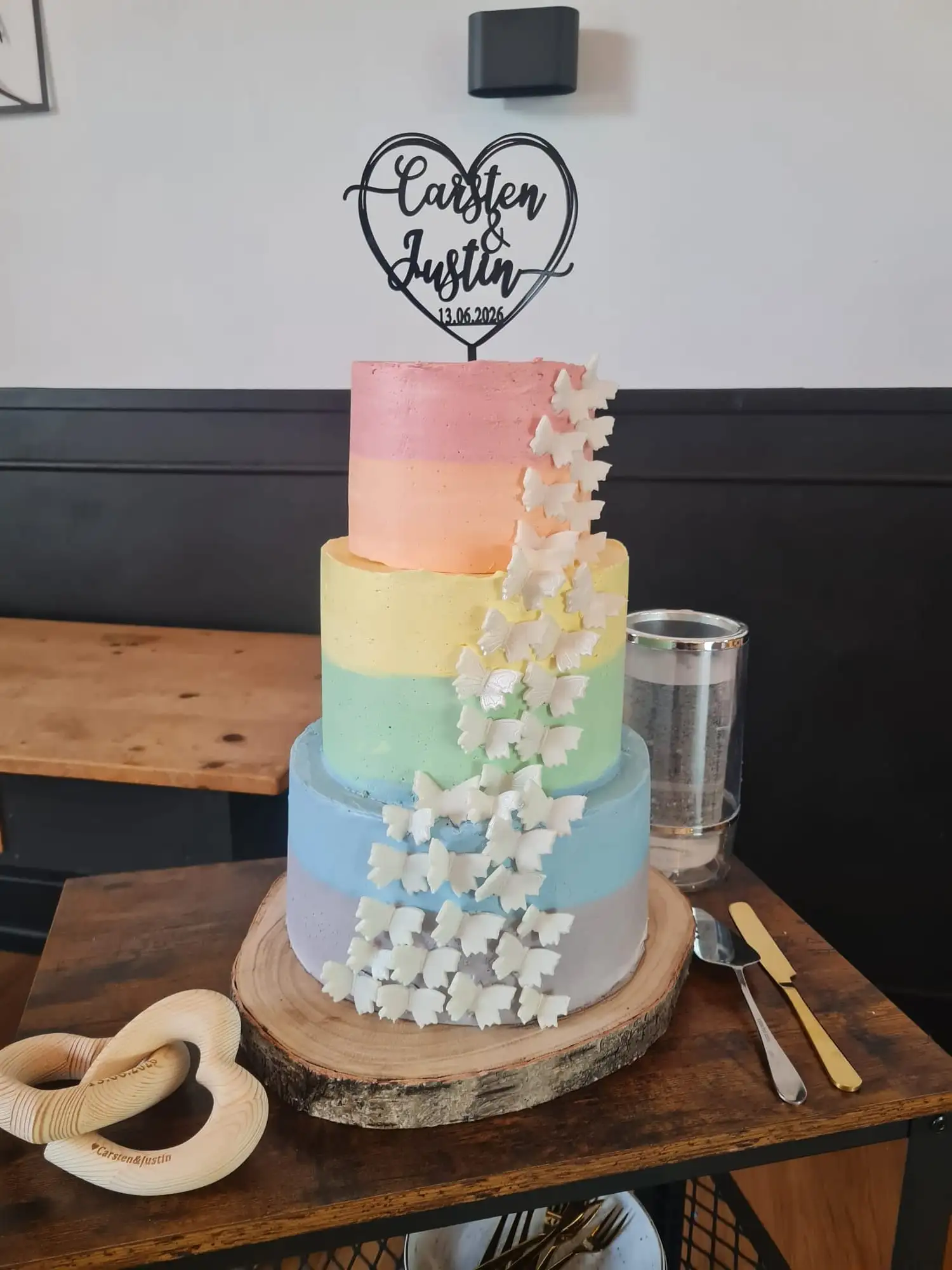 Dreistöckige Hochzeitstorte in Pastelltönen mit Schmetterlingen aus Zucker