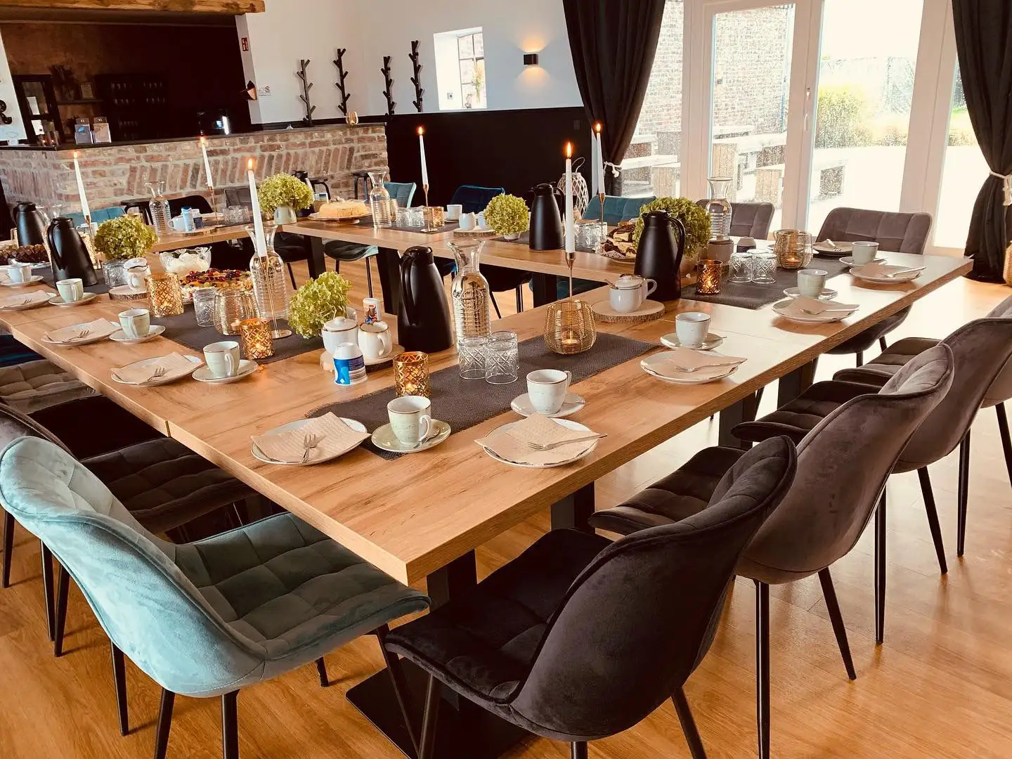 Lange Tafel mit Samtstühlen in Grün und Braun im Saal