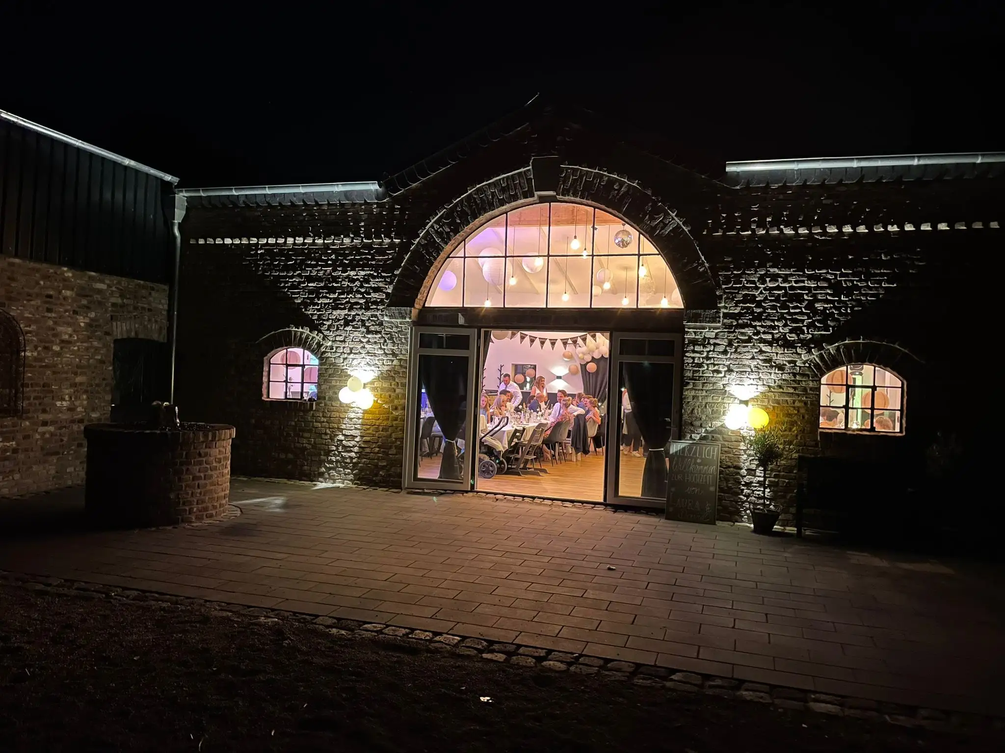 Der Torbogen des Hofes am Abend, warm beleuchtet