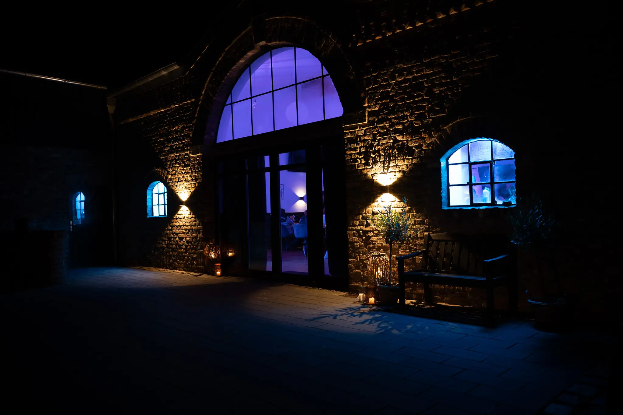 Der Torbogen bei Nacht, in blaues Licht getaucht